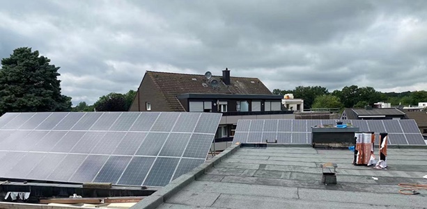 Hybrydowy system zasilania słonecznego o mocy 20 kW na płaskim dachu na Łotwie